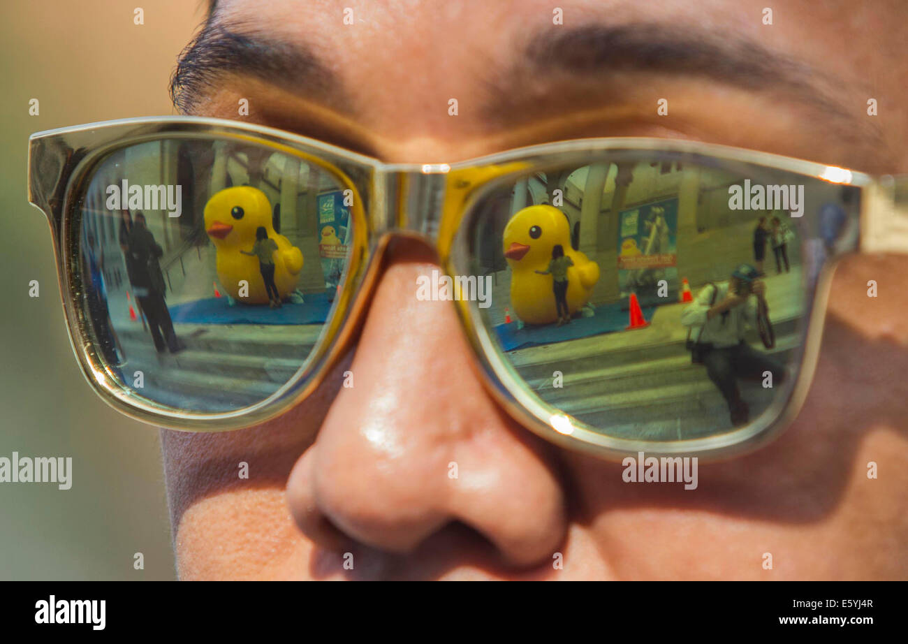 Los Angeles, USA. 8th Aug, 2014. A 10foottall rubber ducky is