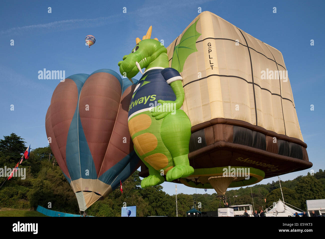 Bristol, UK. 8th August, 2014. Battle of the balloons at the Bristol International Balloon Fiesta Credit: Keith Larby/Alamy Live News Stock Photo