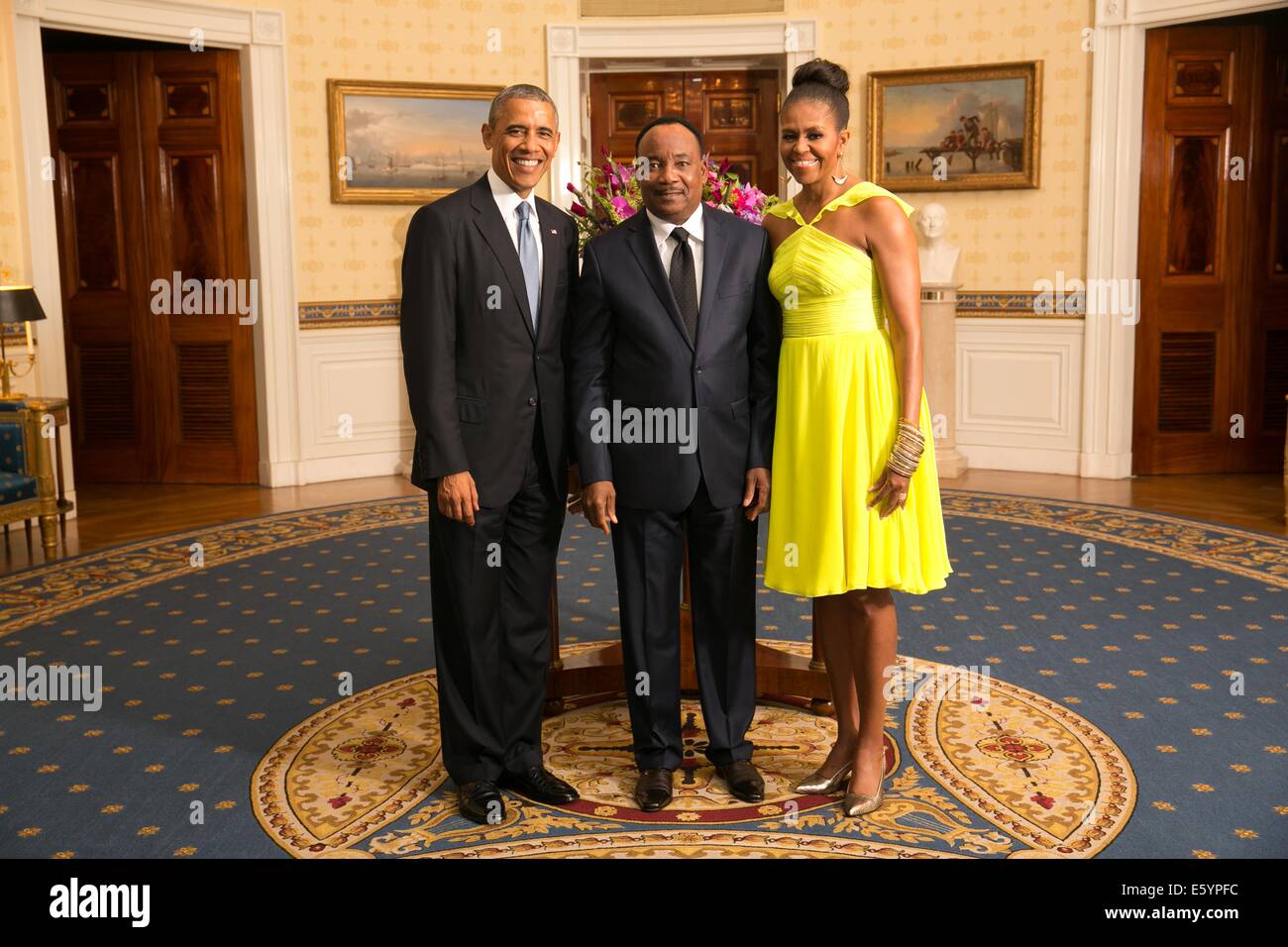 US President Barack Obama and First Lady Michelle Obama pose with Issoufou Mahamadou, President of the Republic of Niger, in the Blue Room of the White House before the U.S.-Africa Leaders Summit dinner August 5, 2014 in Washington, DC. Stock Photo