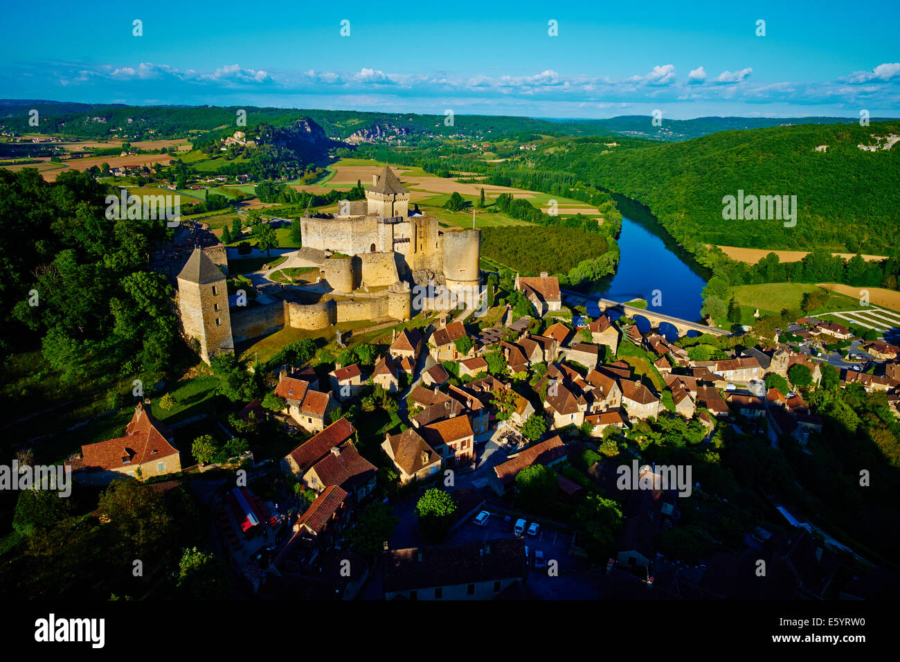 France, Aquitaine, Dordogne, Perigord Noir, Dordogne valley, Castelnaud la Chapelle, Dordogne river, Castelnaud castle Stock Photo