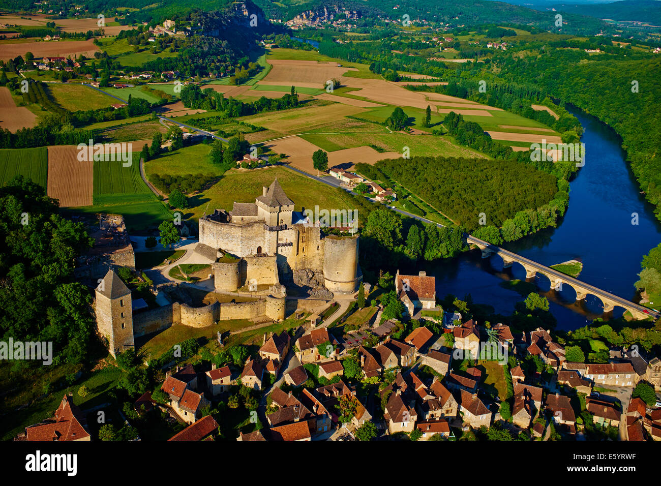 France, Aquitaine, Dordogne, Perigord Noir, Dordogne valley, Castelnaud la Chapelle, Dordogne river, Castelnaud castle Stock Photo