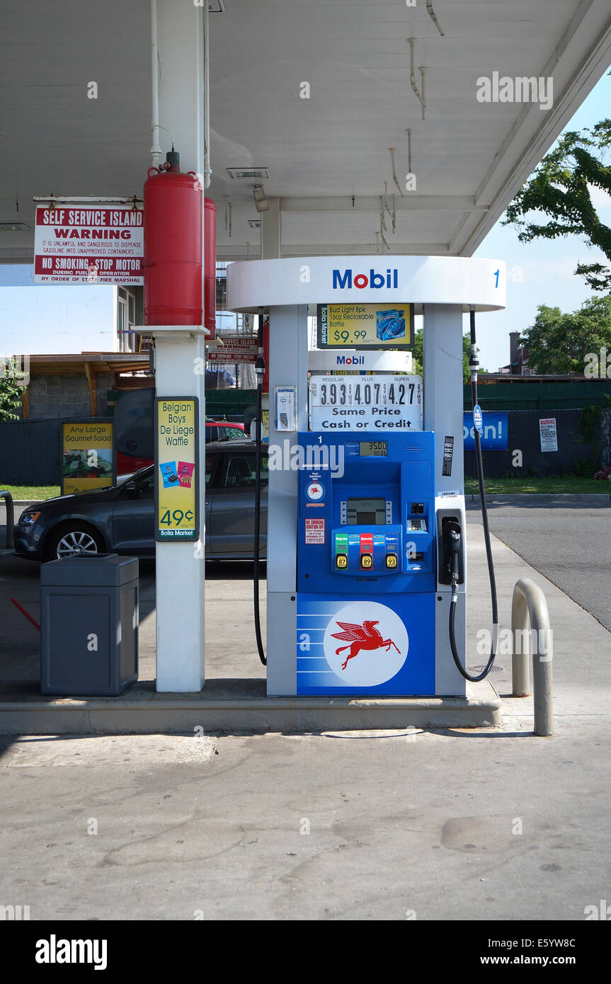 Mobil Ras Mobil gas station on hi-res stock photography and images - Alamy