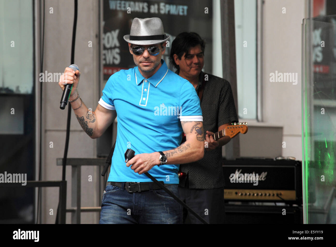 Gin Blossoms lead singer Robin Wilson and Jesse Valenzuela perform