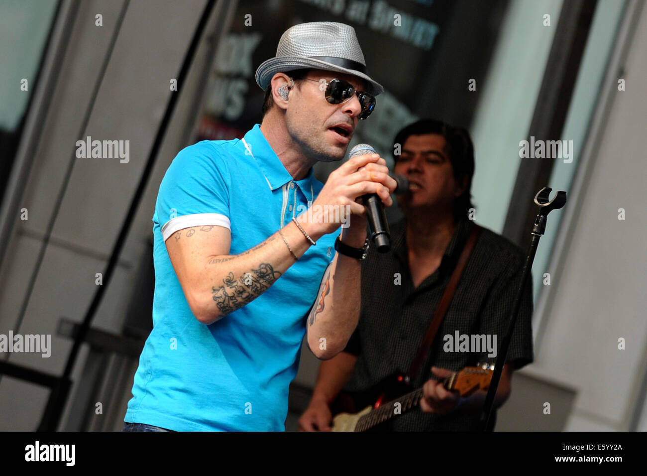 Gin Blossoms lead singer Robin Wilson and Jesse Valenzuela perform