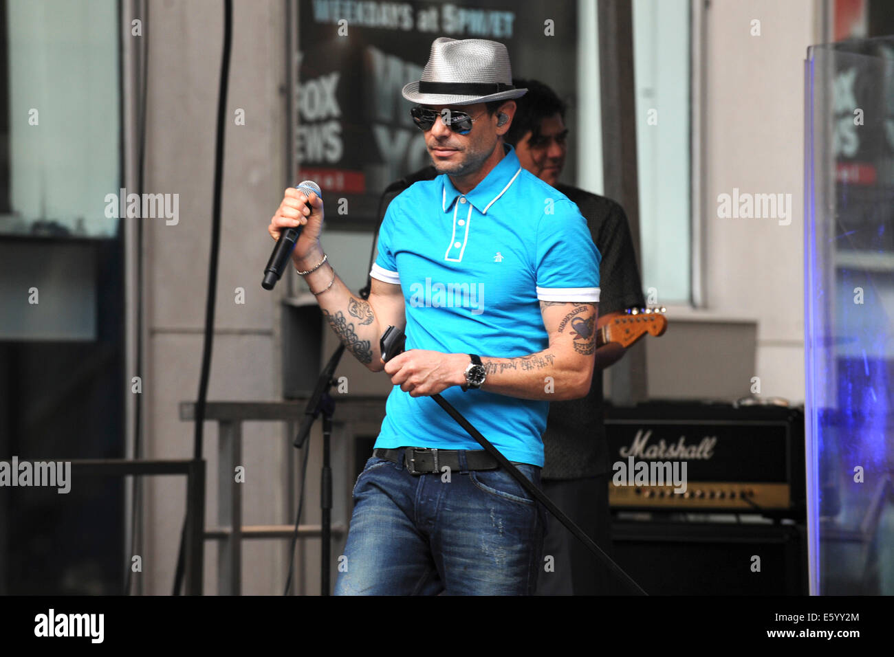 Gin Blossoms lead singer Robin Wilson and Jesse Valenzuela perform