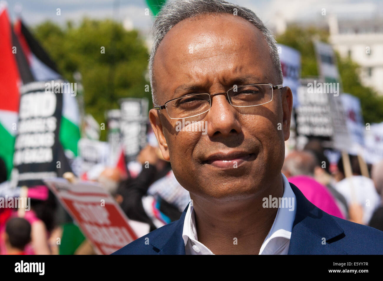 London, UK. 9th August, 2014.  Tower Hamlets Mayor Lutfur Rahman prepares to address the vast crowd of Palestinians and their supporters during the rally at the end of the march from the BBC via the US embassy, in Hyde Park. Credit:  Paul Davey/Alamy Live News Stock Photo
