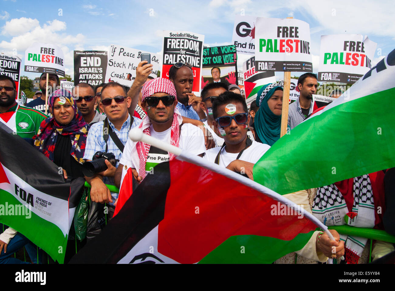 London, UK. 9th August, 2014.  Palestinians and their supporters listen to speeches at a rally in Hyde Park following a mach from the BBC Headquarters in London,via the US embassy, by up to 150,000 people. Credit:  Paul Davey/Alamy Live News Stock Photo