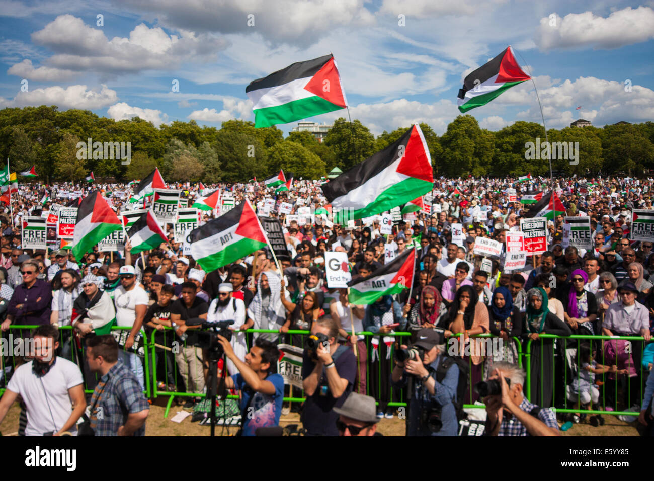 London, UK. 9th August, 2014.  Part of the vast crowd, claimed by the organisers to have exceeded 150,000, who turned out in London in support of the people of Gaza. Credit:  Paul Davey/Alamy Live News Stock Photo