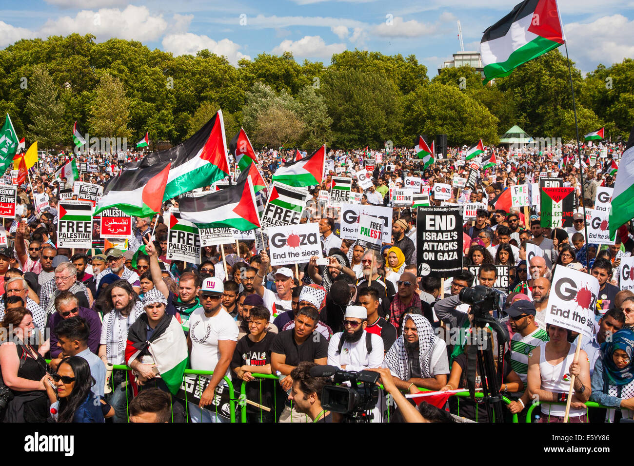 London, UK. 9th August, 2014.  Part of the vast crowd, claimed by the organisers to have exceeded 150,000, who turned out in London in support of the people of Gaza. Credit:  Paul Davey/Alamy Live News Stock Photo
