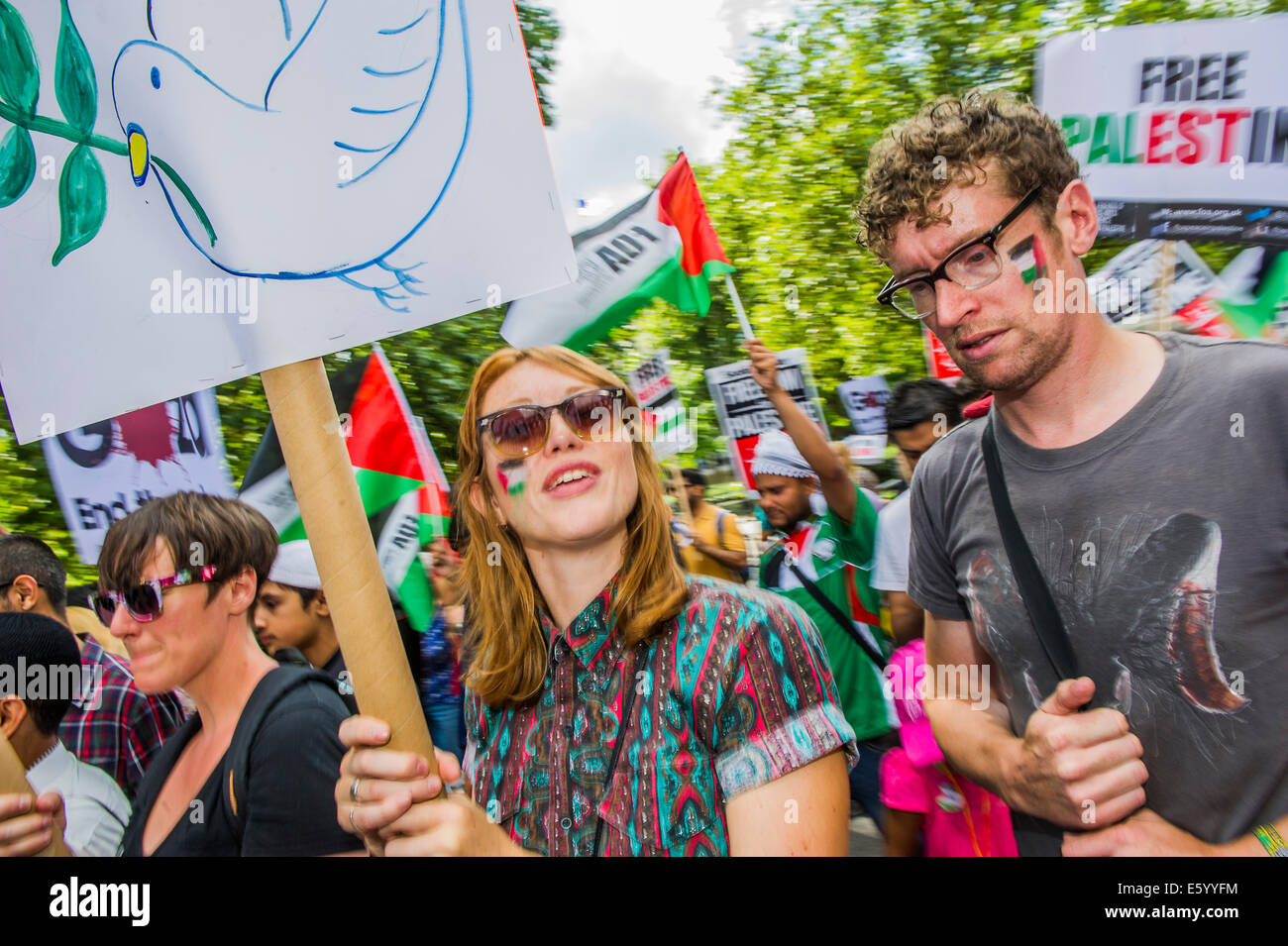 London, UK. 9th august, 2014. As the march passes the US embassy passions increase. Stop the 'massacre' in Gaza protest. A demonstration called by the Palestine Solidarity Campaign (PSC). They assembled at the BBC offices in Regent Street and marched to The US Embassy and on to a rally in Hyde Park. They called for 'Israel's bombing and killing to stop now and for David Cameron to stop supporting Israeli war crimes'. London, 09 Aug 2014. Credit:  Guy Bell/Alamy Live News Stock Photo