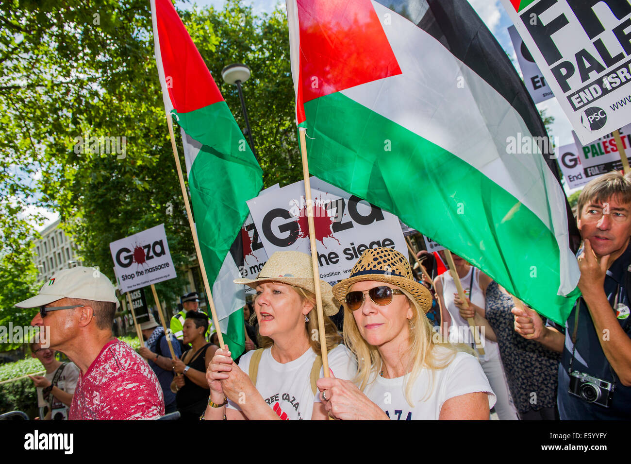 London, UK. 9th august, 2014. As the march passes the US embassy passions increase. Stop the 'massacre' in Gaza protest. A demonstration called by the Palestine Solidarity Campaign (PSC). They assembled at the BBC offices in Regent Street and marched to The US Embassy and on to a rally in Hyde Park. They called for 'Israel's bombing and killing to stop now and for David Cameron to stop supporting Israeli war crimes'. London, 09 Aug 2014. Credit:  Guy Bell/Alamy Live News Stock Photo