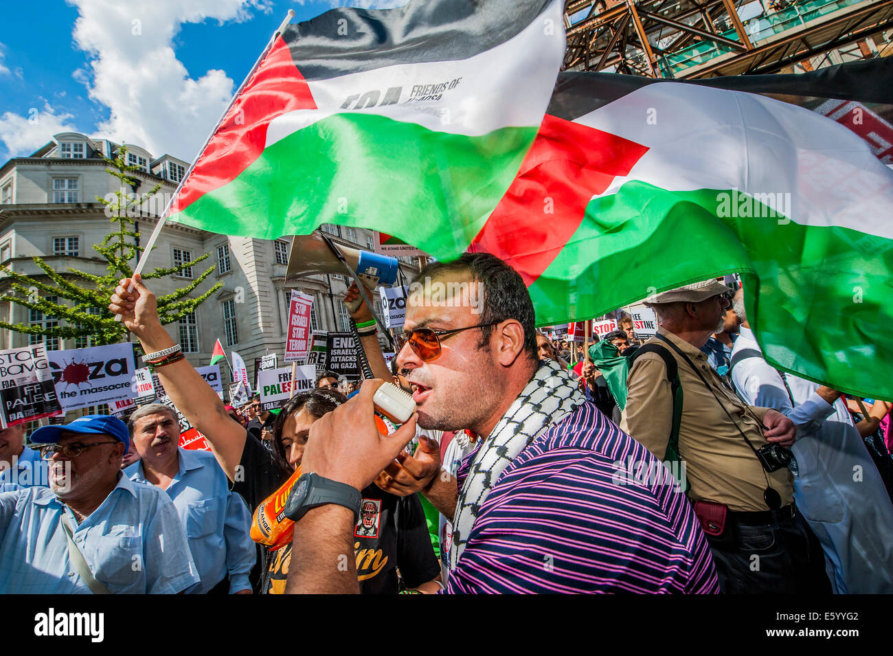 London, UK. 9th august, 2014. As the march passes the US embassy passions increase. Stop the 'massacre' in Gaza protest. A demonstration called by the Palestine Solidarity Campaign (PSC). They assembled at the BBC offices in Regent Street and marched to The US Embassy and on to a rally in Hyde Park. They called for 'Israel's bombing and killing to stop now and for David Cameron to stop supporting Israeli war crimes'. London, 09 Aug 2014. Credit:  Guy Bell/Alamy Live News Stock Photo