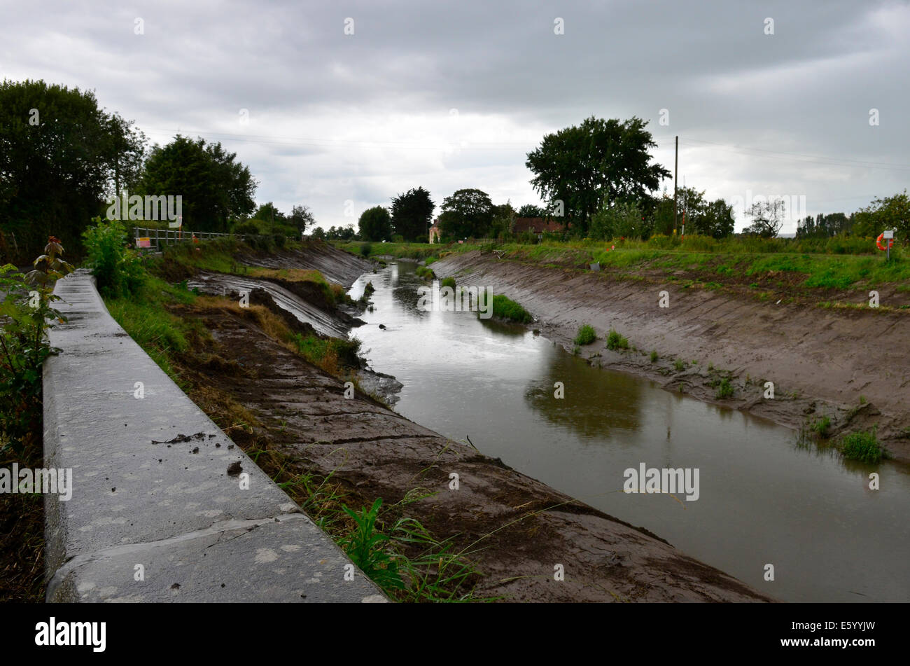 Burrowbridge, Somerset, UK. 9th August, 2014. UK weather:  An Emergency call out for local helpers to make more Sandbags to be put in place around the bridge and along the Main Road opposite due to very bad weather forecast moving in. Credit:  Robert Timoney/Alamy Live News Stock Photo