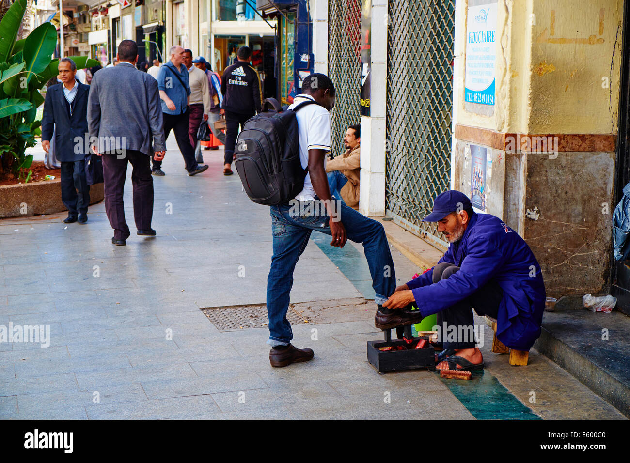 Morocco, Casablanca, Prince Moulay Abdallah street, shoe polisher Stock Photo