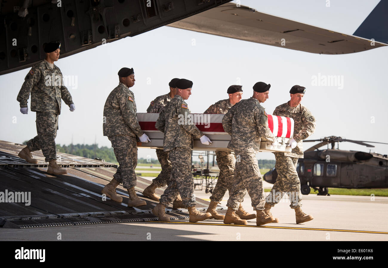 Delaware, USA. 7th August, 2014. US Army Soldiers carry a flag-draped case with the remains of Army Maj. Gen. Harold J. Greene, from a C-17 Globemaster III aircraft August 7, 2014 in Dover Air Force Base, Delaware. Greene was killed while visiting the Marshal Fahim National Defense University in Afghanistan. He is the first U.S. general officer to be killed in the wars in Iraq and Afghanistan. Credit:  Planetpix/Alamy Live News Stock Photo