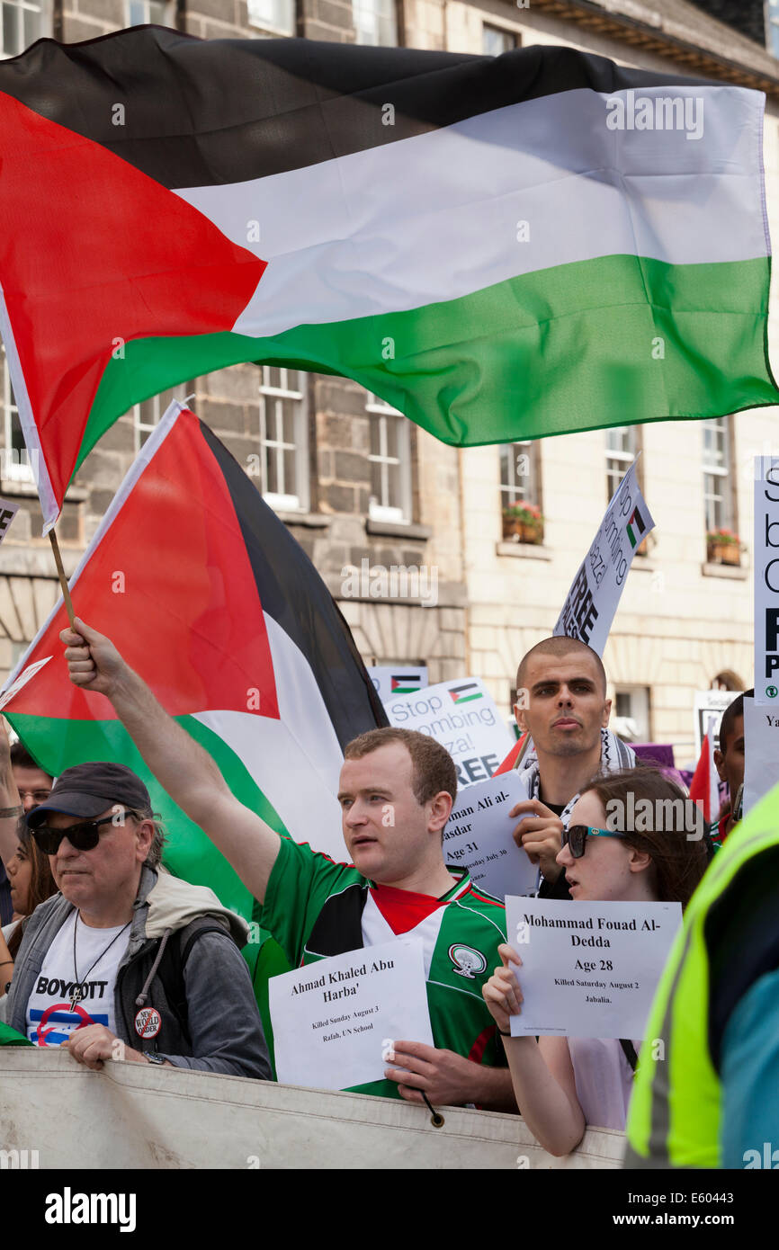Pro Palestinian demonstrators march through the city of Edinburgh, Scotland, UK. 9th August 2014 Stock Photo
