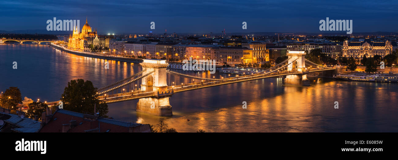 Széchenyi lánchíd - Széchenyi Chain Bridge and Danube river at night, Budapest, Hungary Stock Photo