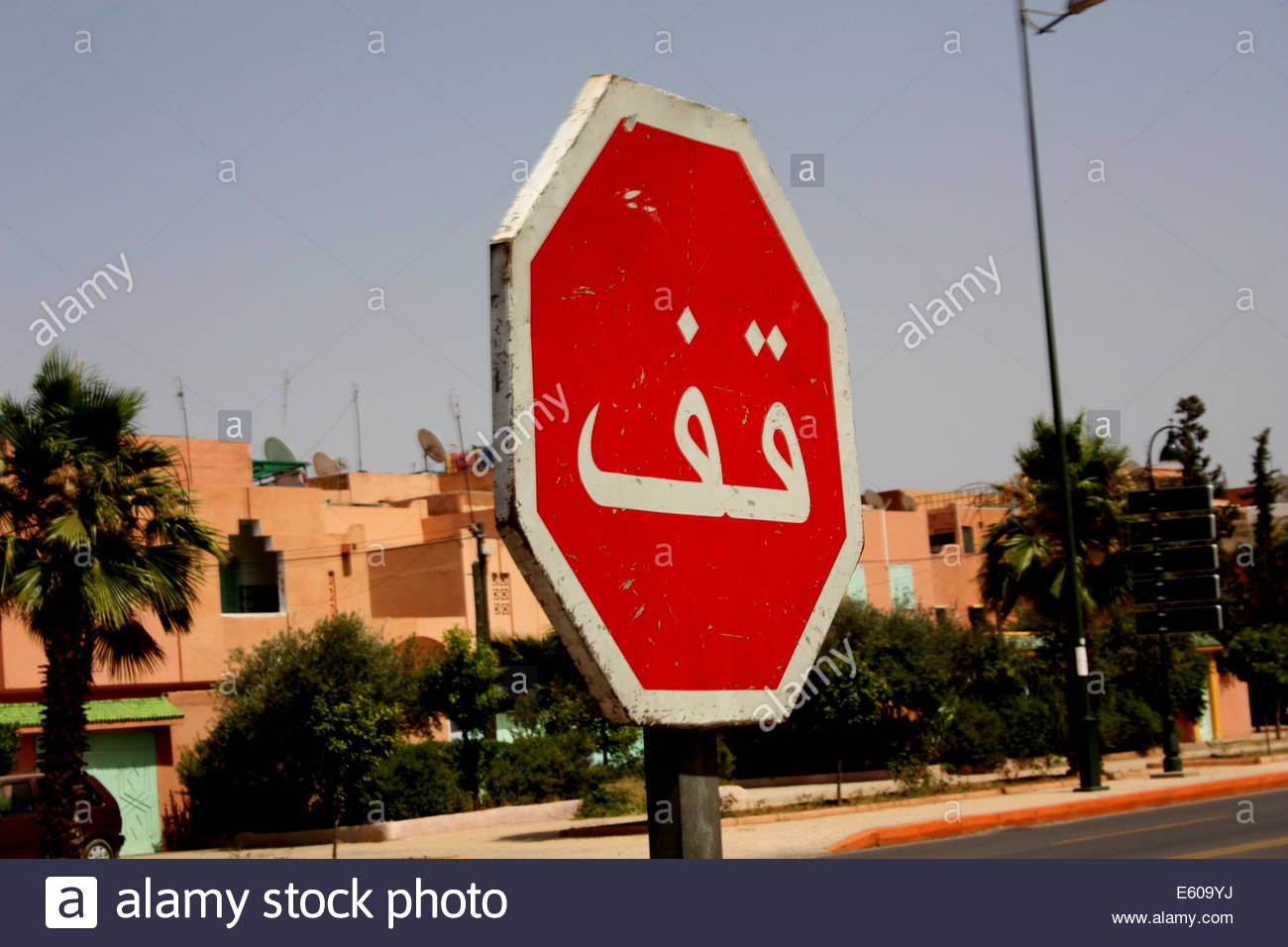 Stop Sign In Arabic Stock Photos & Stop Sign In Arabic Stock Images Alamy