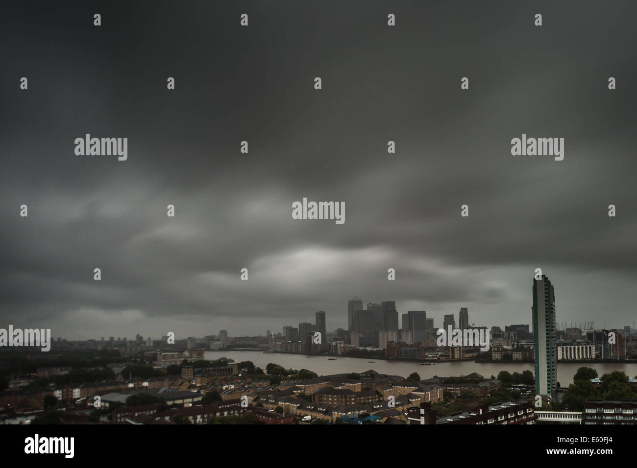 London, UK. 10th August, 2014. UK Weather: Hurricane Bertha brings heavy wind and rain storms over London Credit:  Guy Corbishley/Alamy Live News Stock Photo