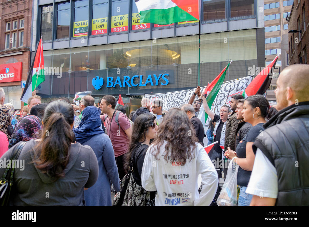 Manchester, UK. 9th August 2014. Hundreds of Pro-Palestinian demonstrators protest outside Barclays Bank in Market Street. The protesters accuse the bank of aiding the Israeli occupation of Gaza. Credit:  Realimage/Alamy Live News Stock Photo