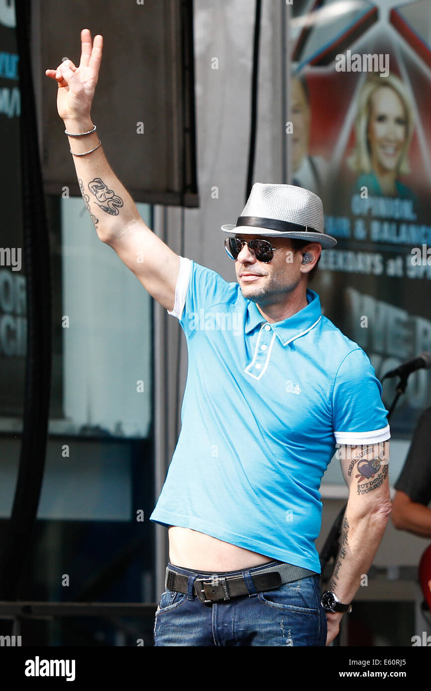 NEW YORKAUG 8 Recording artist Robin Wilson of the Gin Blossoms performs at Fox and Friends