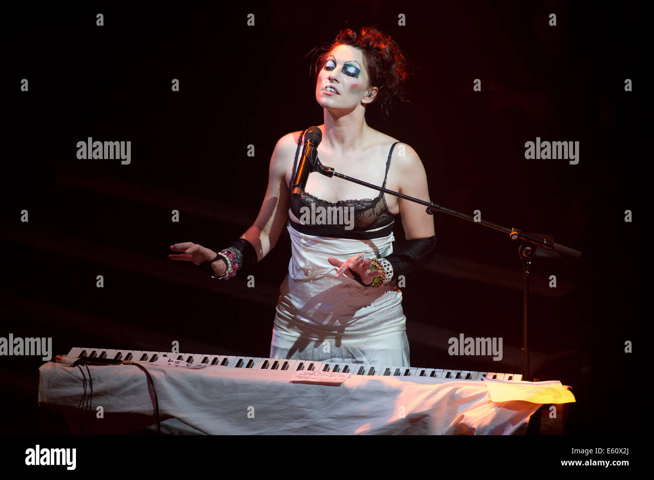 amanda-palmer-the-grand-theft-orchestra-performing-at-koko-in-london