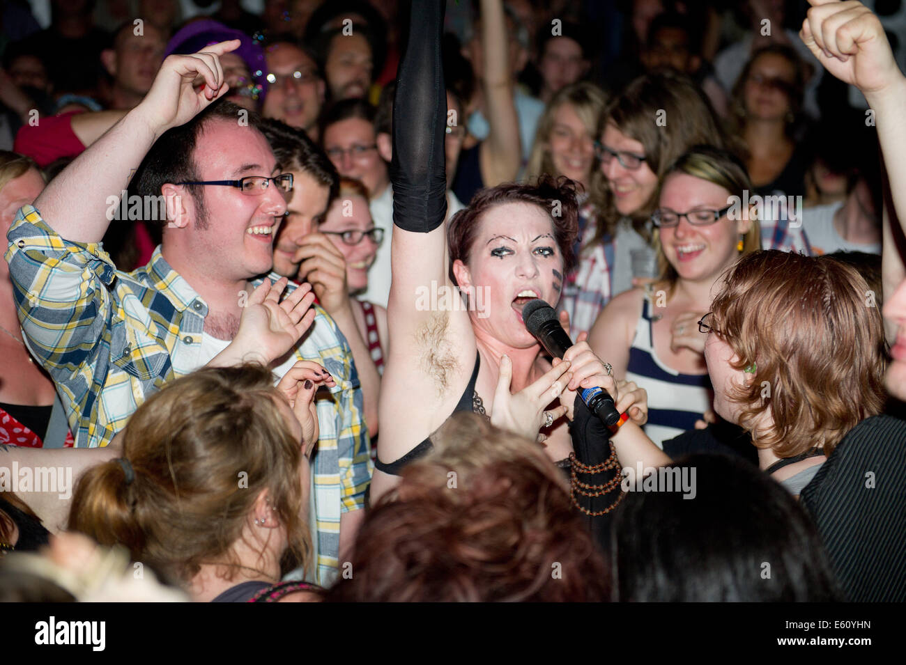 amanda-palmer-the-grand-theft-orchestra-performing-at-the-02-academy