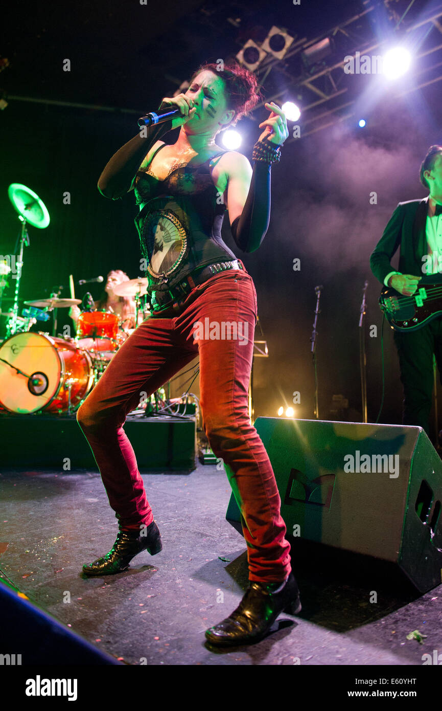 amanda-palmer-the-grand-theft-orchestra-performing-at-the-02-academy