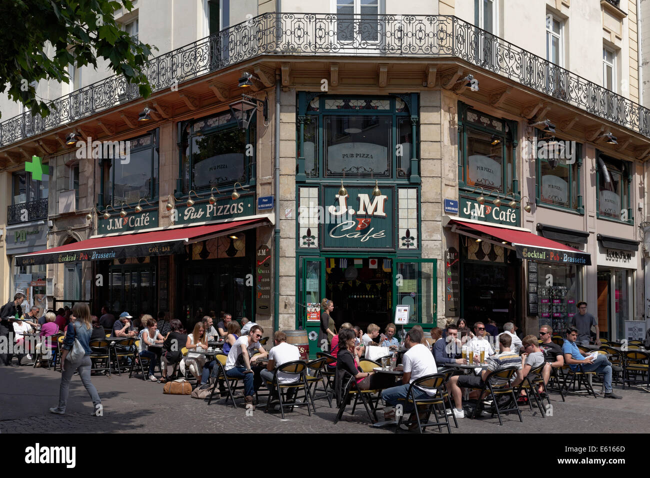 Street café on Place du Vieux-Marché, Rouen, Seine-Maritime, Upper Normandy, France Stock Photo