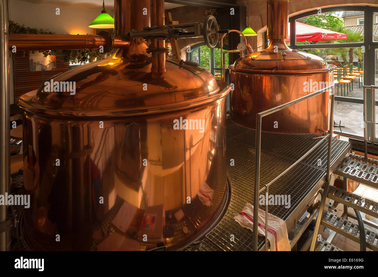 https://c8.alamy.com/comp/E6169G/copper-brew-kettles-in-an-inn-privatbrauerei-steinbach-bru-private-E6169G.jpg