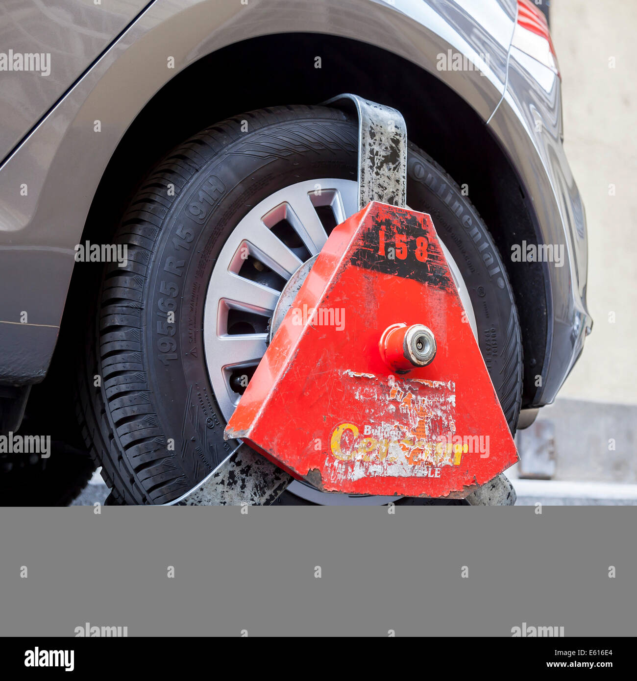 Berlin Parkkralle Wheel Clamp Stock Photo - Alamy