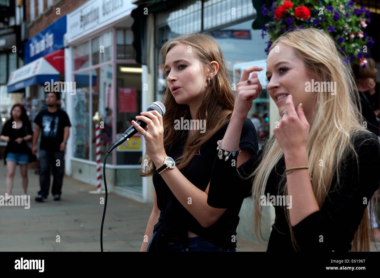 Girl singers busking, Stratford-upon-Avon, UK Stock Photo