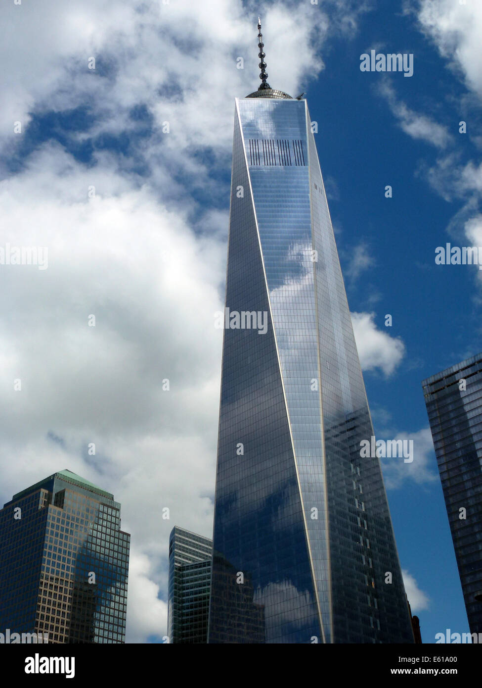 Clouds mirror on the facade of One World Trade Center (WTC 1) office highrise, previously known as the Freedom Tower, situated adjacent to the World Financial Center (WFC) (L) in New York City, USA, 20 August 2014. The WTC 1 skyscraper was constructed on the site also known as Ground Zero, which saw the destruction of the World Trade Center in the terrorist attack on 11 September 2001. The building which has been under construction since 2006 is the tallest highrise in the United States, measuring 541.3 metres. Photo: Alexandra Schuler/dpa - NO WIRES SERVICE - Stock Photo