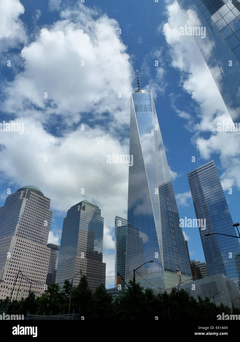 Clouds mirror on the facade of One World Trade Center (WTC 1) office highrise, previously known as the Freedom Tower, situated adjacent to the World Financial Center (WFC) (L) in New York City, USA, 20 August 2014. The WTC 1 skyscraper was constructed on the site also known as Ground Zero, which saw the destruction of the World Trade Center in the terrorist attack on 11 September 2001. The building which has been under construction since 2006 is the tallest highrise in the United States, measuring 541.3 metres. Photo: Alexandra Schuler/dpa - NO WIRES SERVICE - Stock Photo
