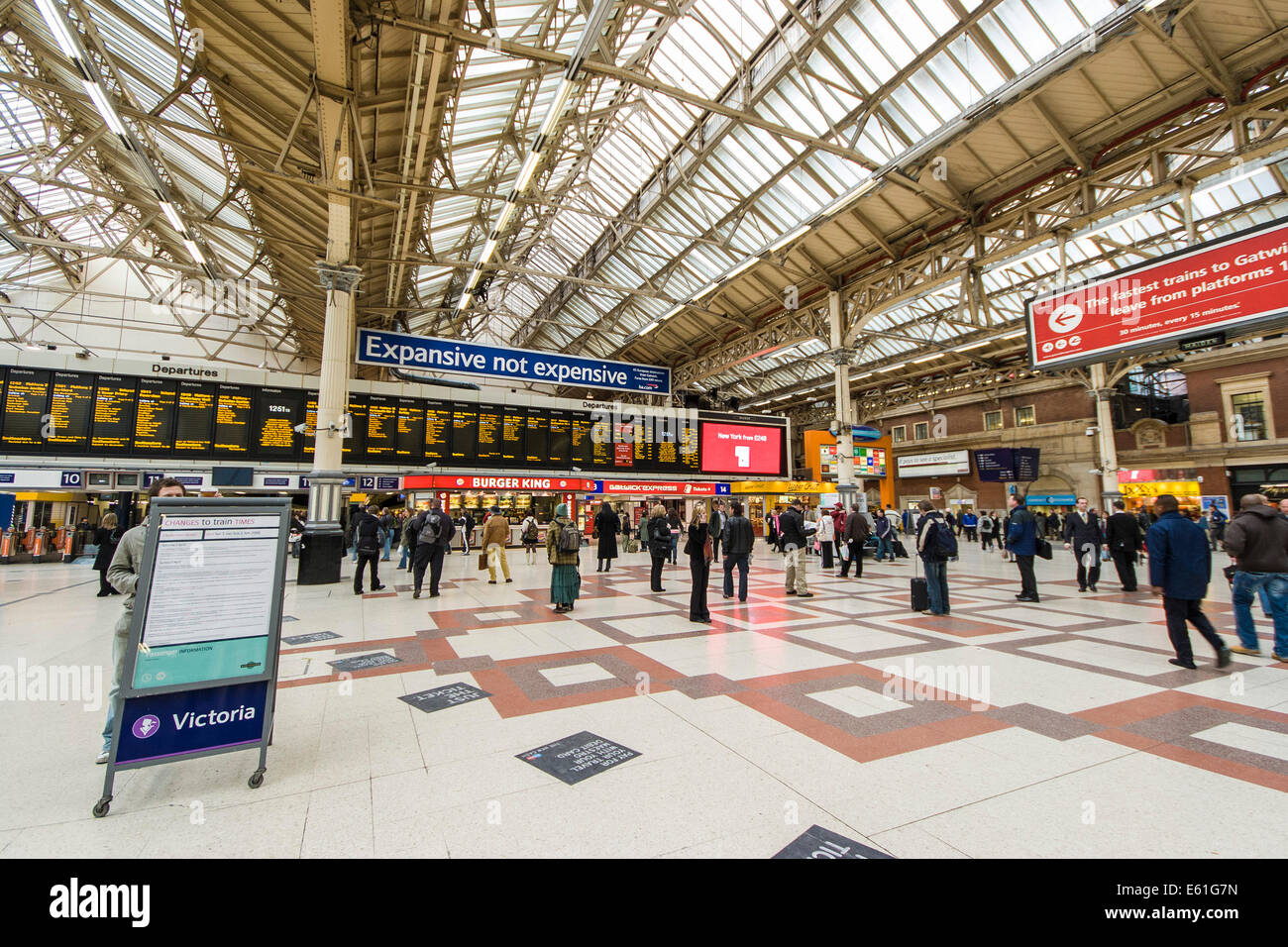 Interior concourse of Victoria railway station London England UK. JMH6362 Stock Photo