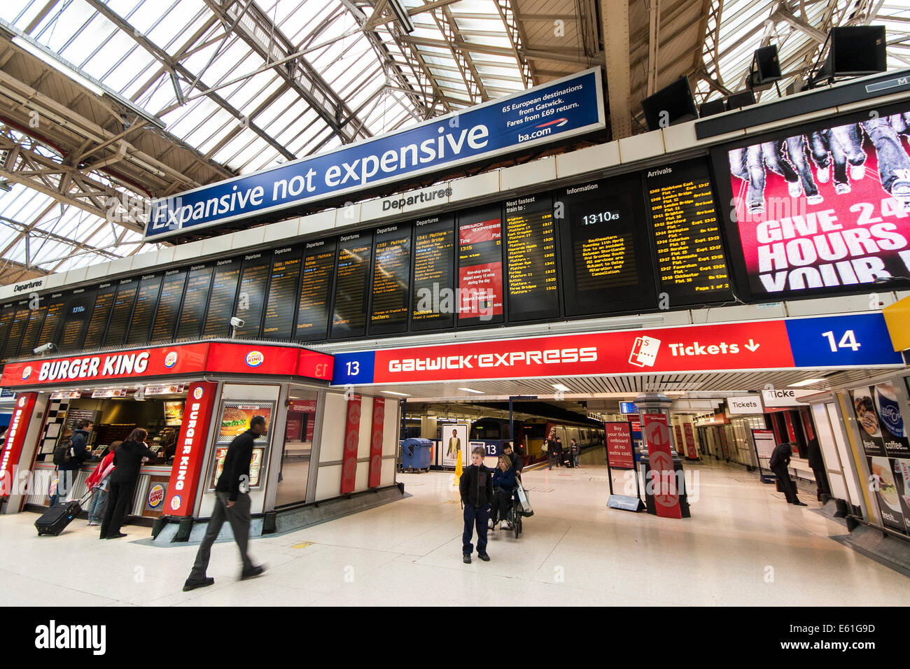 Interior concourse of Victoria railway station London England UK. JMH6367 Stock Photo