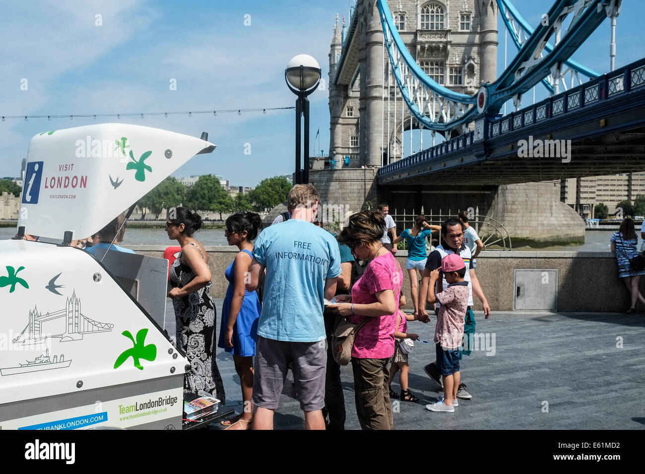 Tourists being given help and advice by a Visit London volunteer. Stock Photo