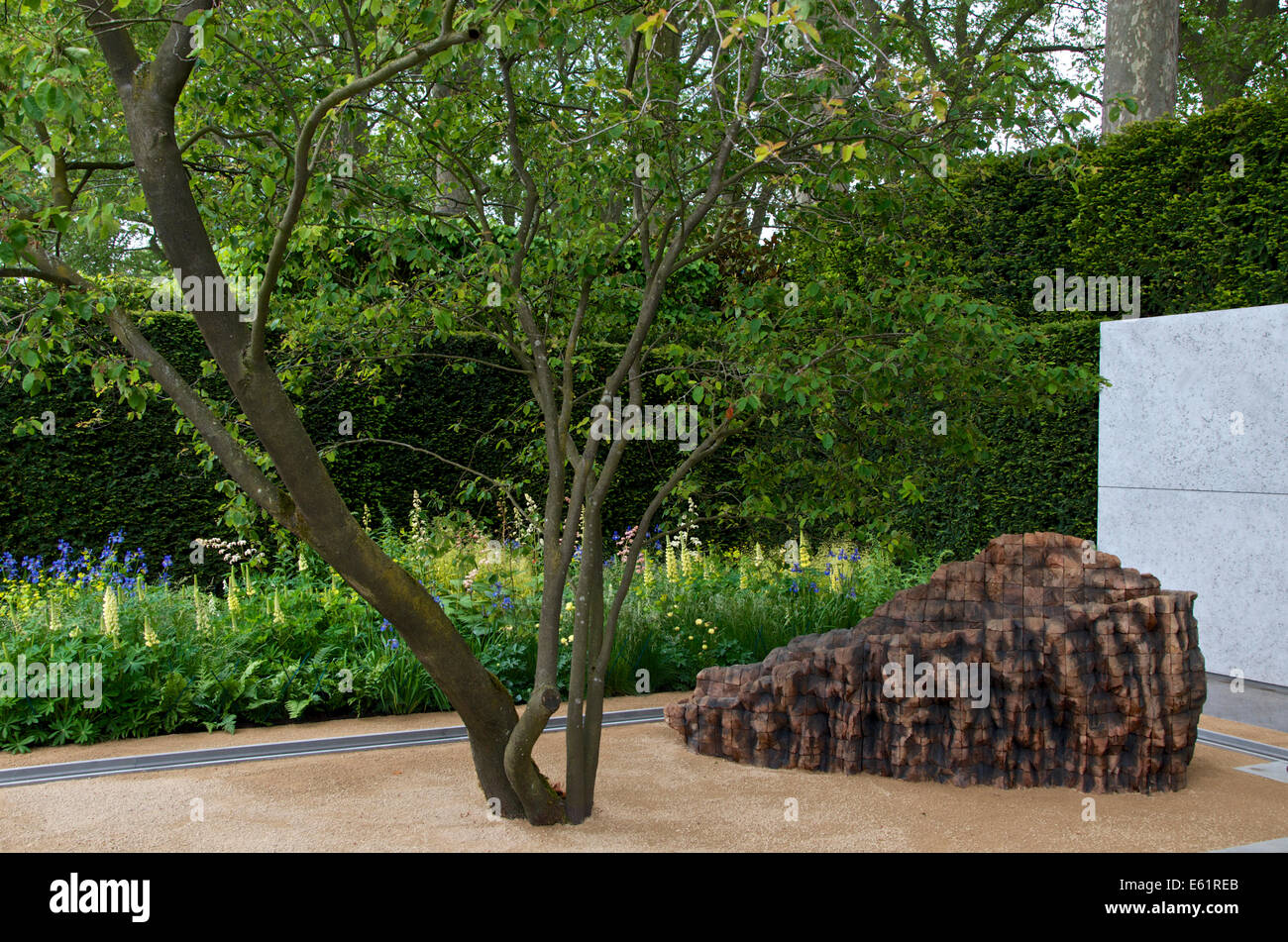 Cedar beam in The Laurent-Perrier Garden designed by Luciano Giubbilei at RHS Chelsea Flower Show 2014 Stock Photo