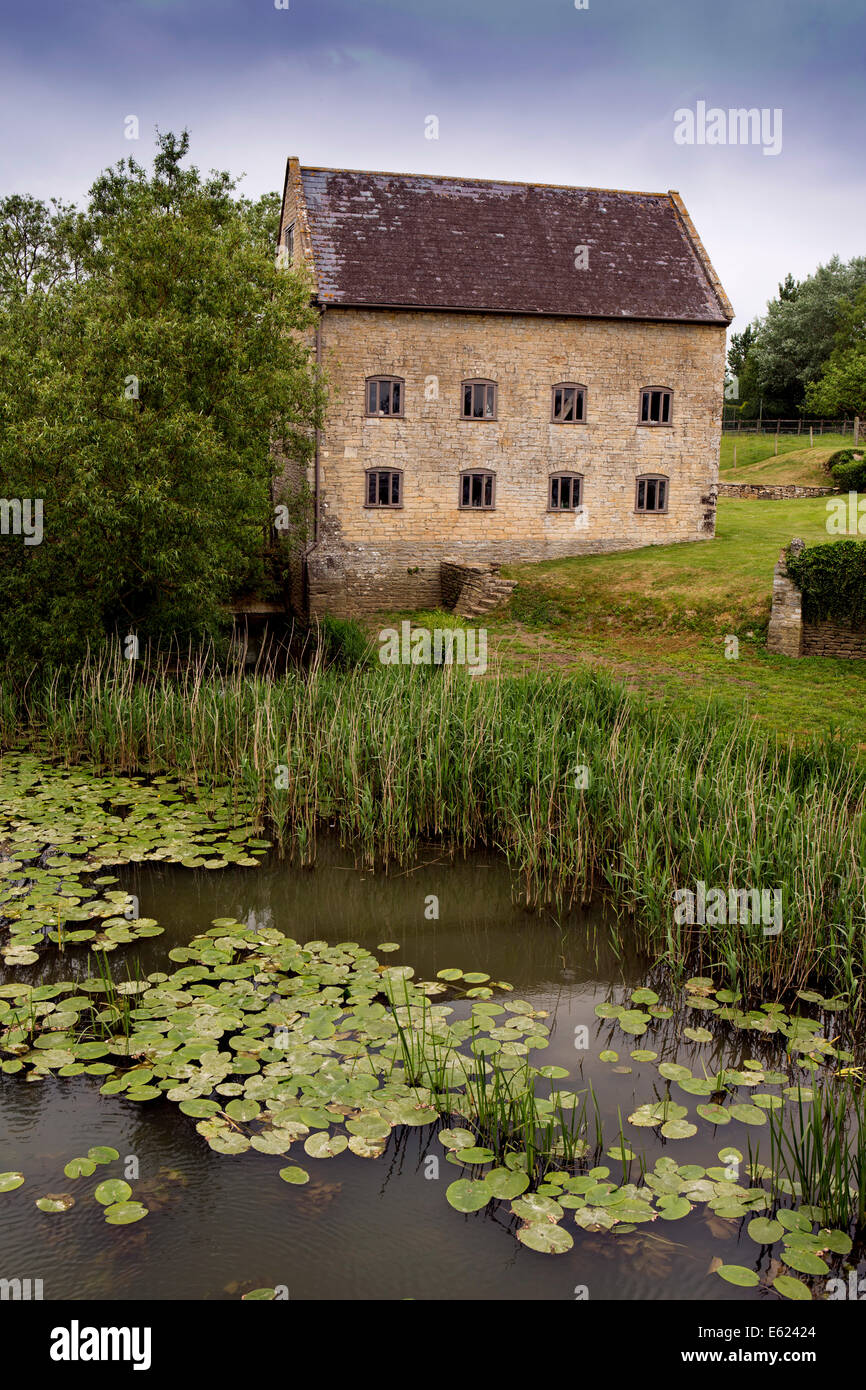 UK England, Dorset, Marnhull, King’s Mill and mill pond on River Cale Stock Photo