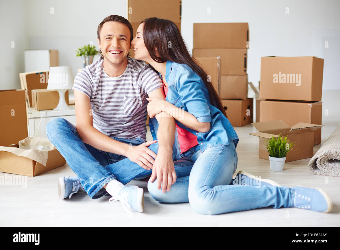 Happy young couple in their new flat Stock Photo - Alamy