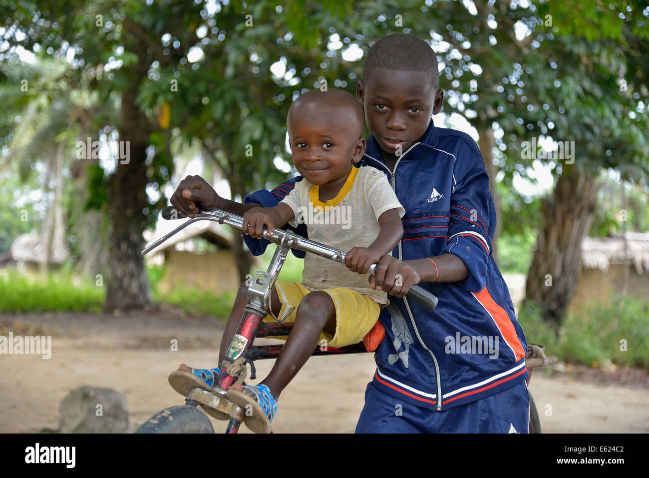 Two children with a bicycle, Nkala, Bandundu Province, Democratic Republic of the Congo Stock Photo
