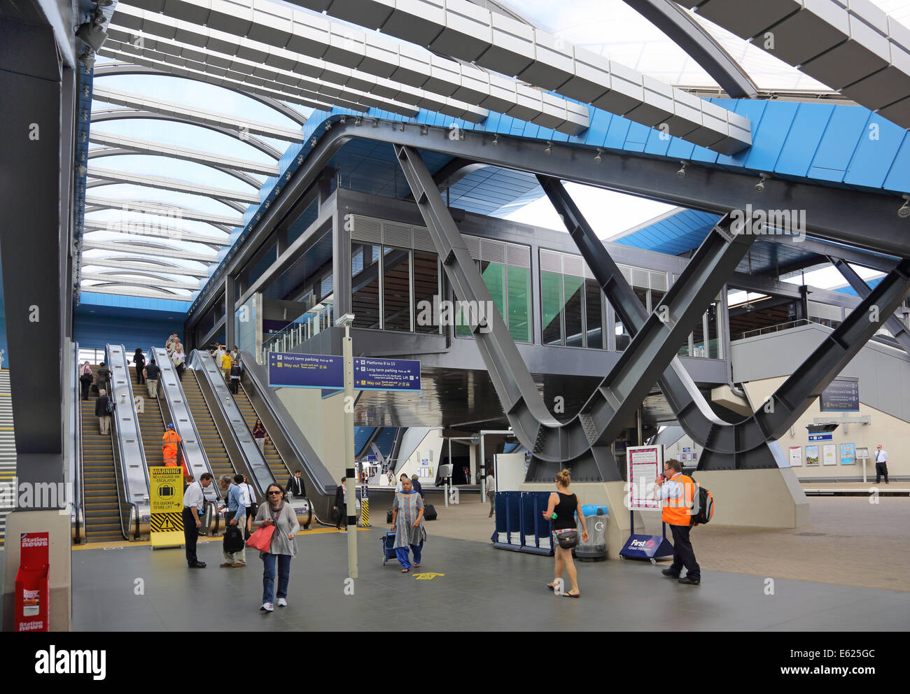 Reading station showing platform 7 and the escalators to the new