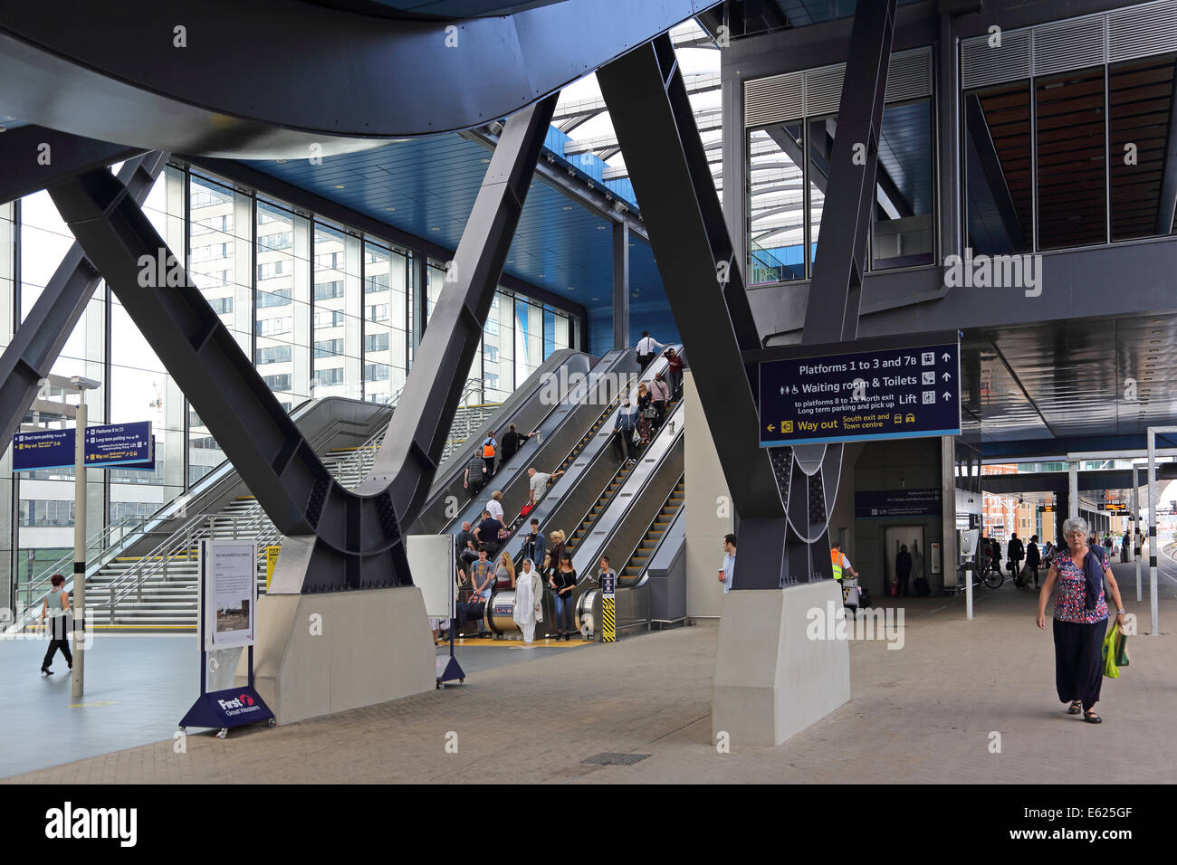 Reading station showing platform 7 and the escalators to the new