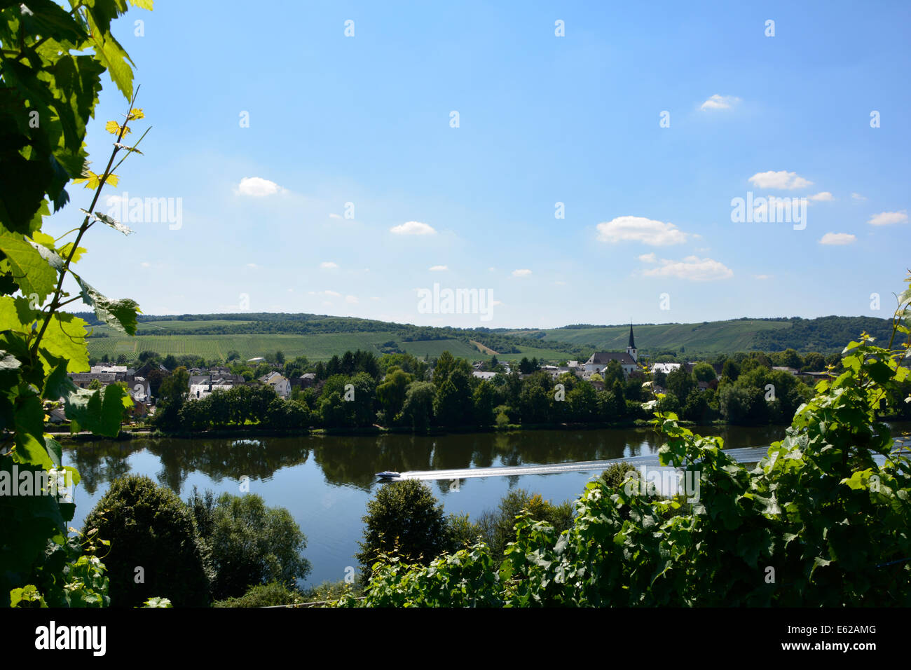 Longuich Moselle river valley landscape with blue sky Germany Mosel Römische Weinstrasse Schweich Moseltal blauer Himmel Fluss Stock Photo