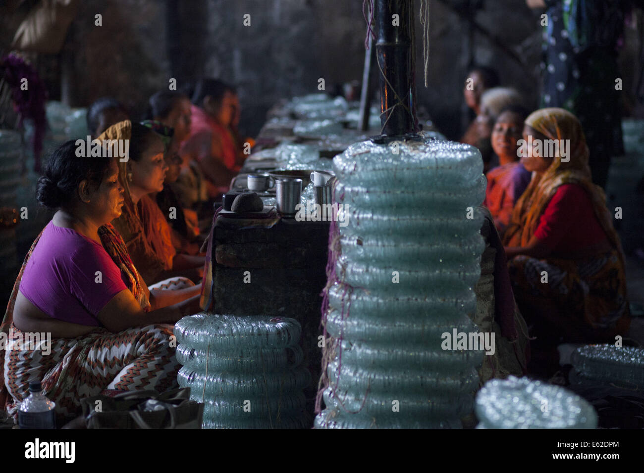 Dhaka, Bangladesh. 12th Aug, 2014. Women work with hazardous condition ...