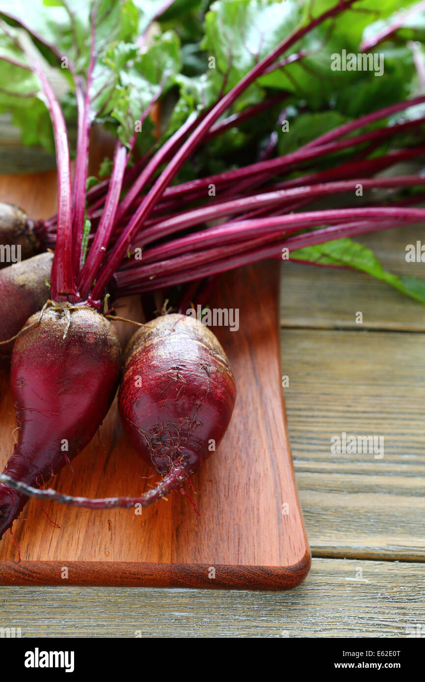 bunch of fresh beets on a cutting board, , food closeup Stock Photo Alamy