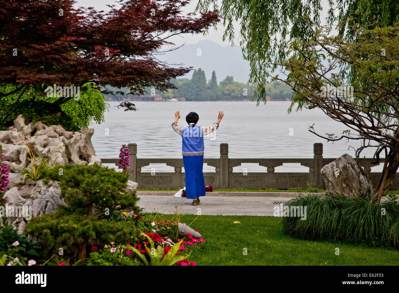 Chinese woman dancing hi-res stock photography and images - Alamy