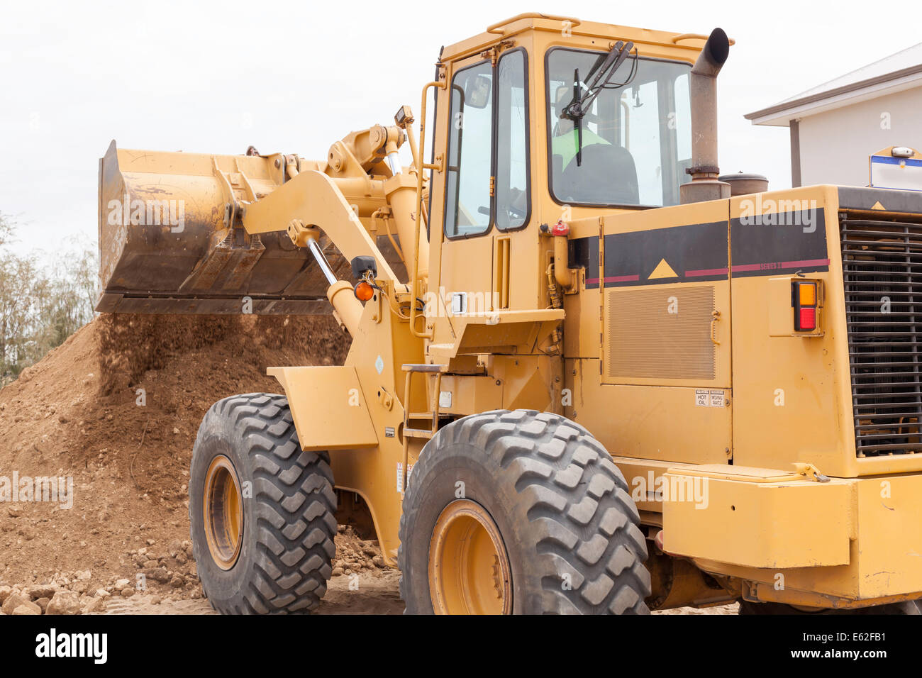 Wheel Loader, Front End Loader, Bucket Loader earth moving, tipping
