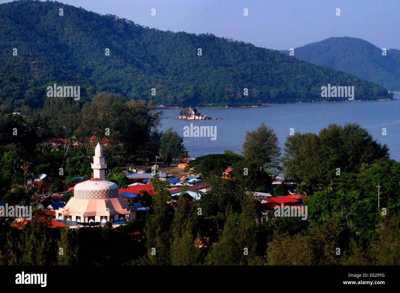 BATU FERRINGHI (PENANG), MALAYSIA:  A cluster of colourful tin-roofed homes ring the Batu Ferringhi Mosque Stock Photo