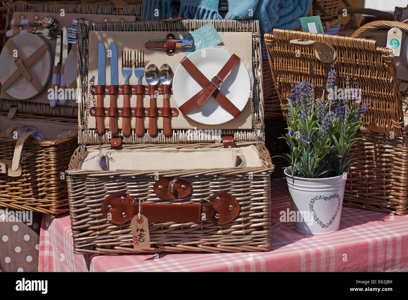 Picnic hampers park people hires stock photography and images Alamy